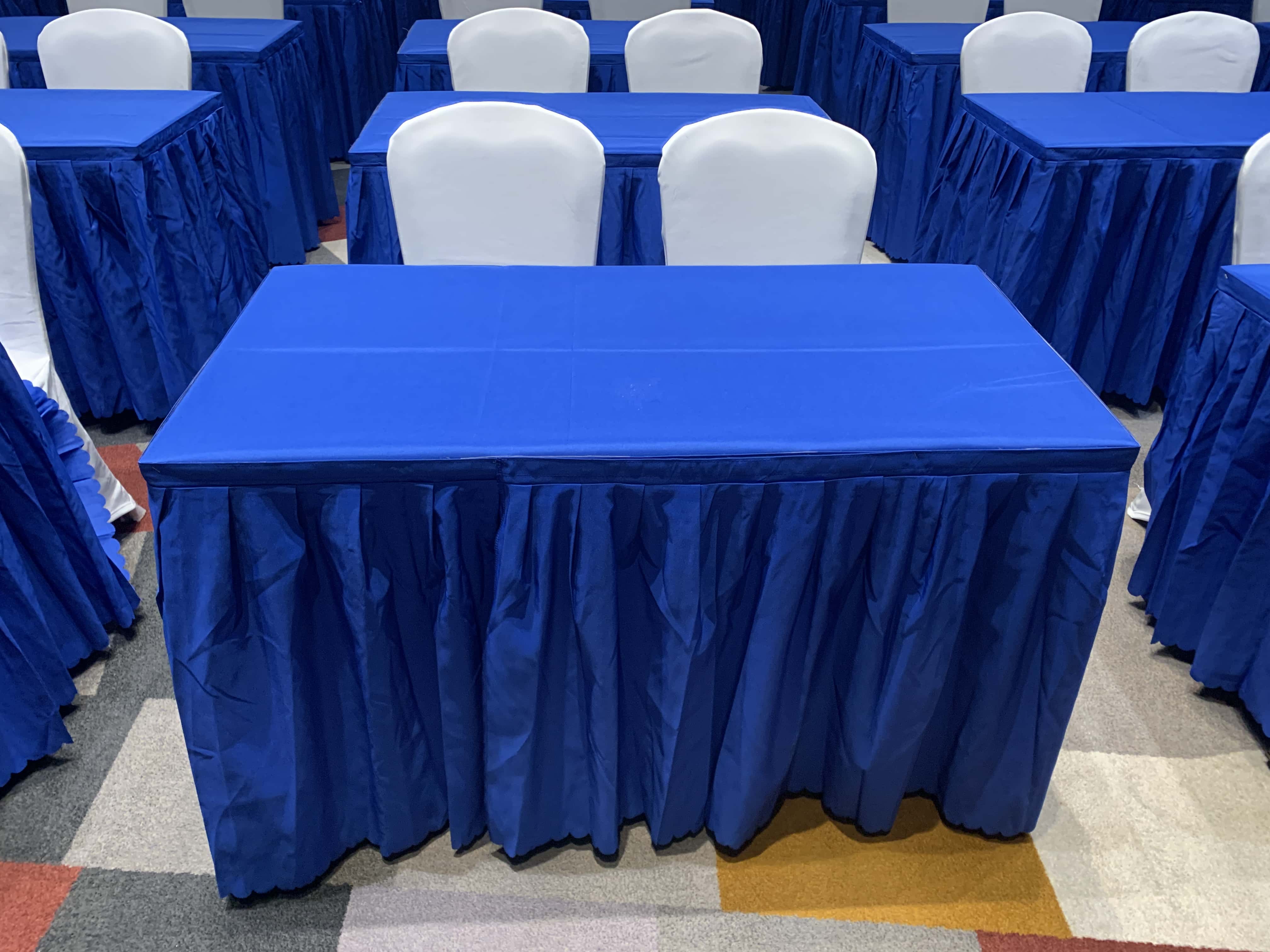 大型会议厅蓝色桌布长条桌配白色椅套椅子 — 租多多招聘会桌椅租赁、毕业典礼家具服务现场