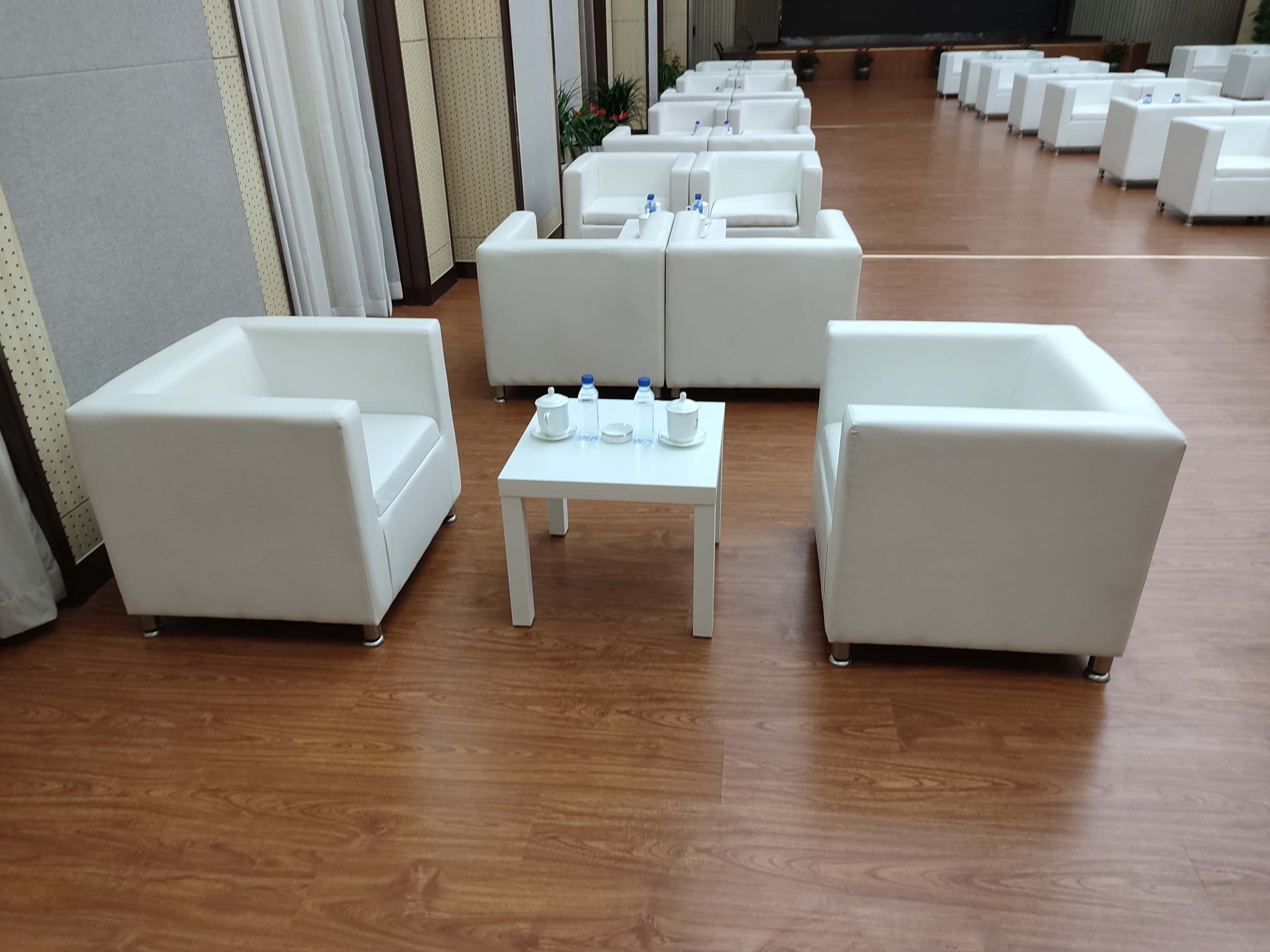 白色皮质沙发贵宾休息区 高端商务接待 上海科技大学学术活动 租多多沙发租赁 上海师范大学论坛 白色皮质沙发出租 商务接待区布置